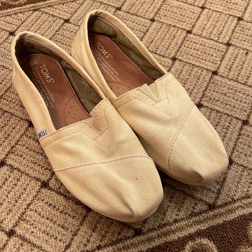 BUNDLE DEAL - Four Pairs of Women's TOMS & Bobs Lace/Basic Slip on Shoes Flats